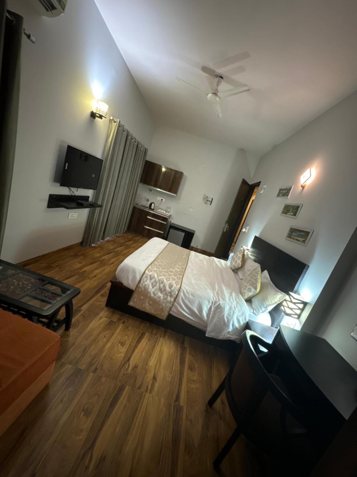 Pearl Suites At Omex Entrenity Vrindāvan Exterior photo